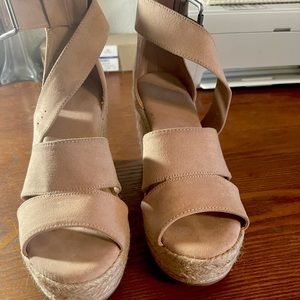 Blush pink Universal Thread women’s wedges size 9.5.